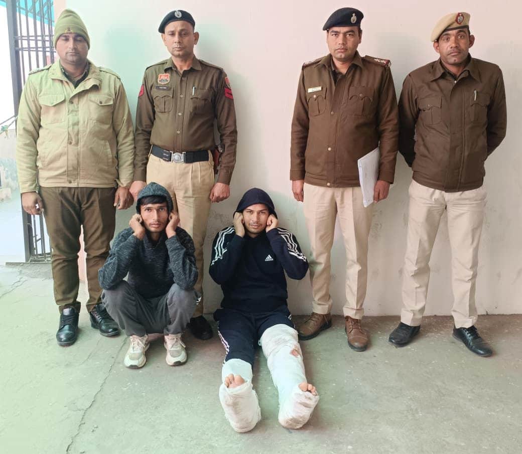 पकड़े गए आरोपियों के साथ पुलिस। 