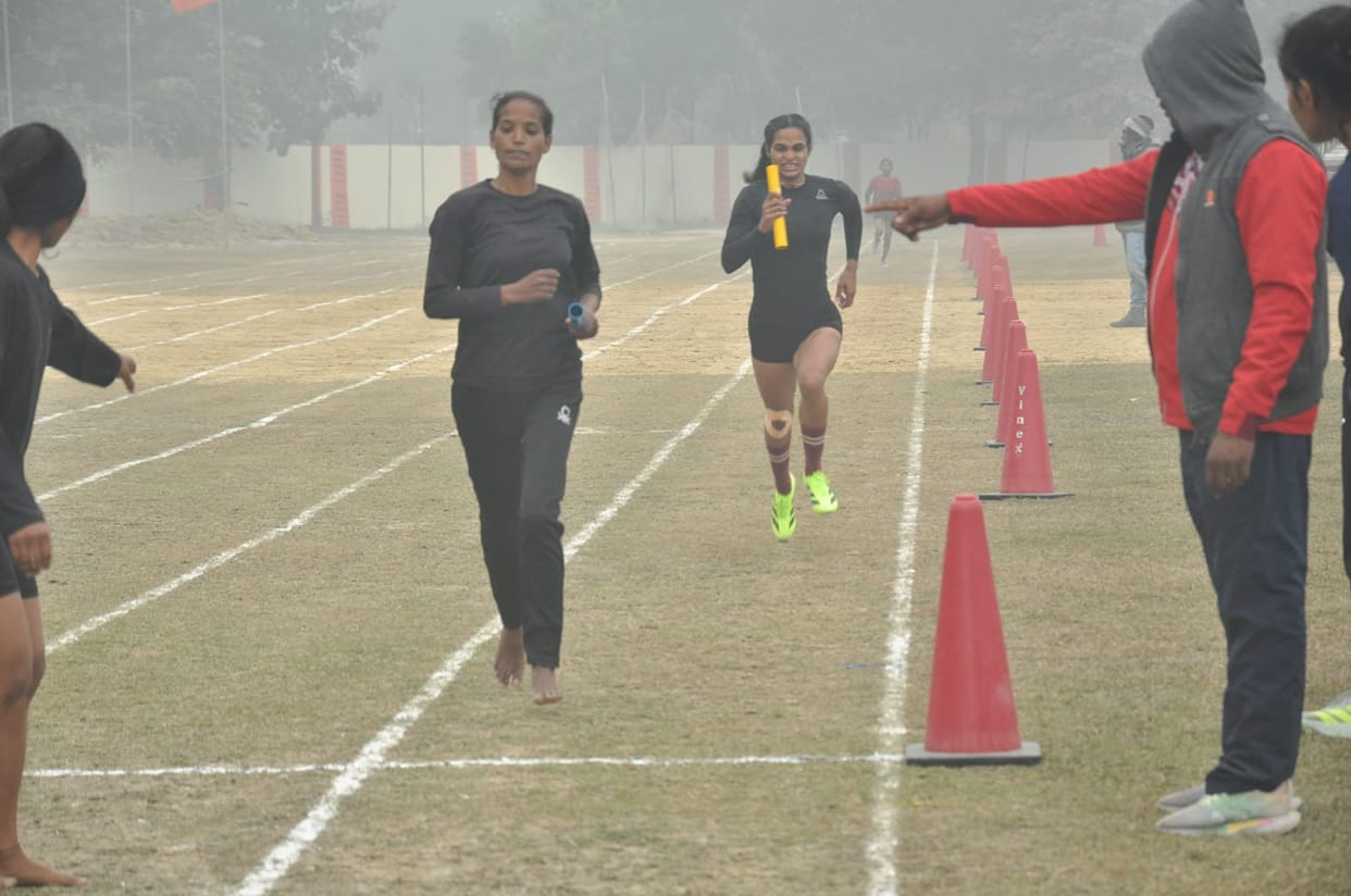 Monu and Jyoti won the 200 meter race in the athletics competition.