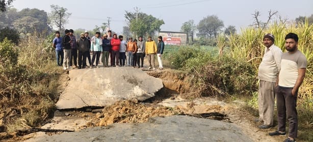 15 meters of road was washed away by the strong flow of water from the drain.