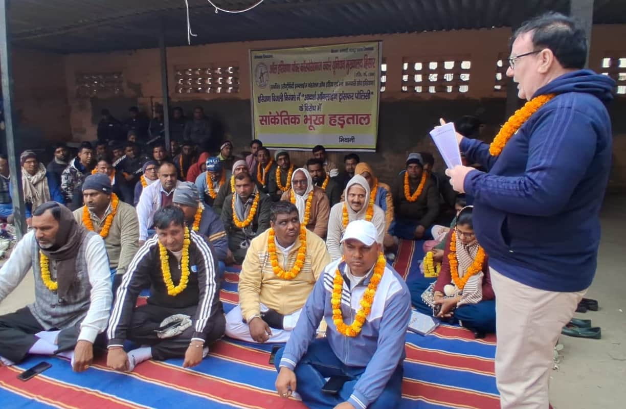 राना बिजली घर में एक दिन की भूख हड़ताल करते बिजली कर्मचारी। 