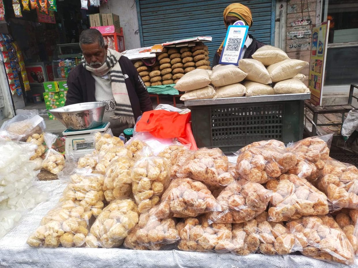 Gajak and Rewadi market is hot in the harsh winter