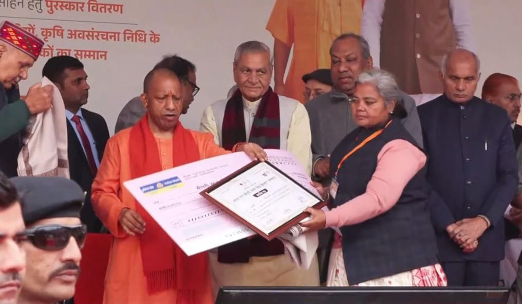Farmer Sandhya Singh, who makes 50 products from cow dung and urine, was honored by the Chief Minister.