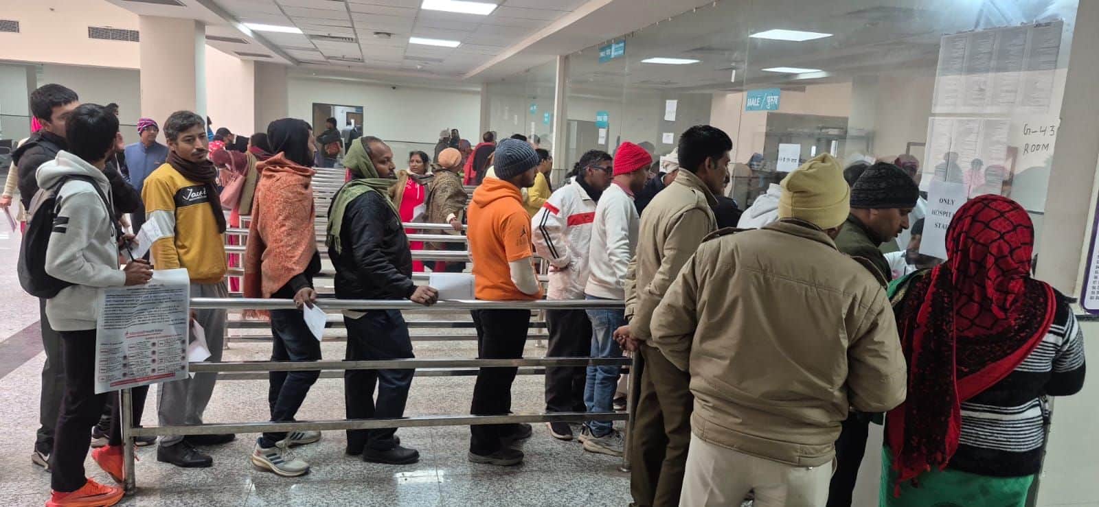शहर के मेडिकल कॉलेज में दवाई के लिए लगी मरीजों की  कतार।