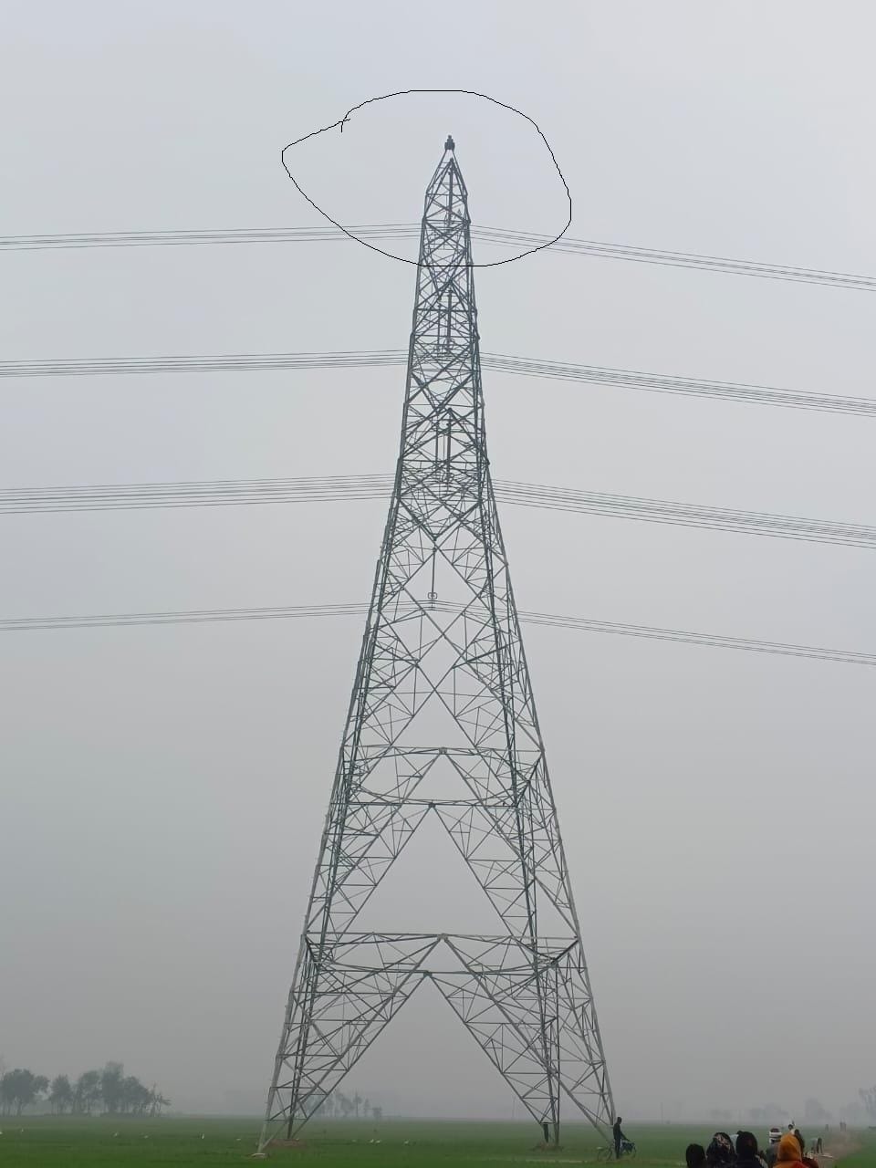 A tenth-grade pass girl climbed a tower to seek a government job, and the drama lasted for an hour and a half.