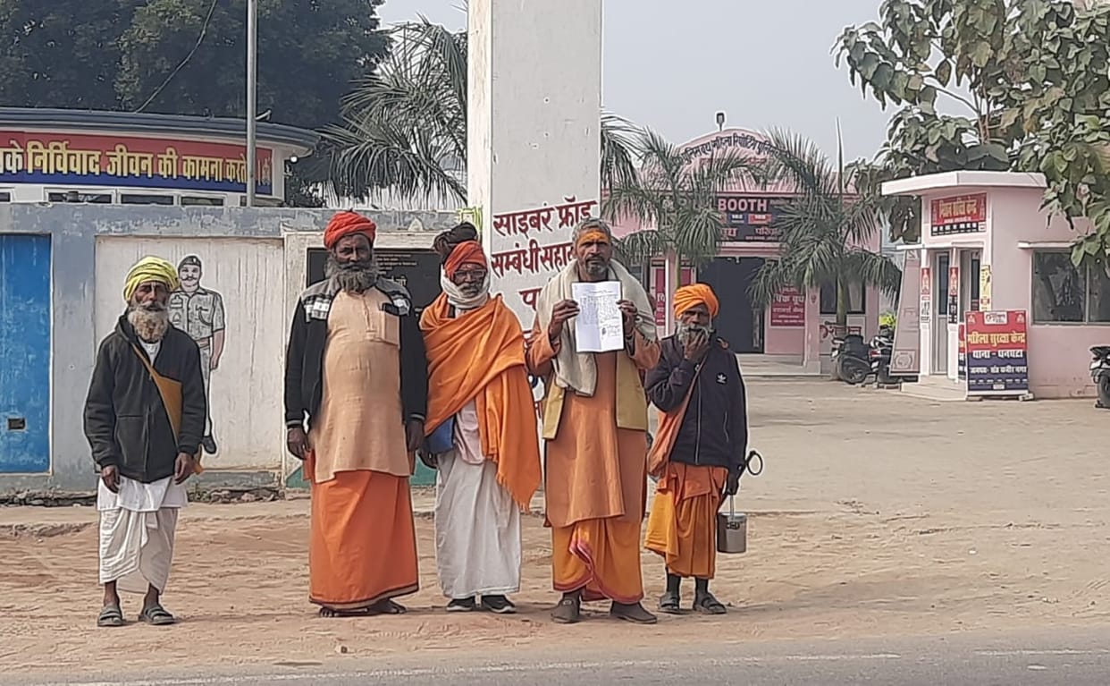 The sadhus reached the police station to seek justice and demanded action.