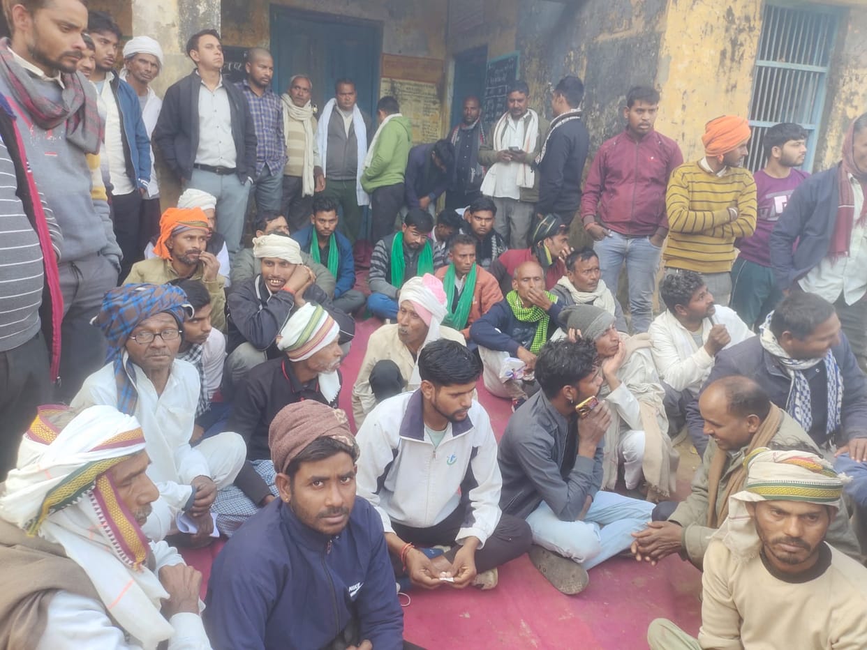 Farmers stage protest over non-availability of urea