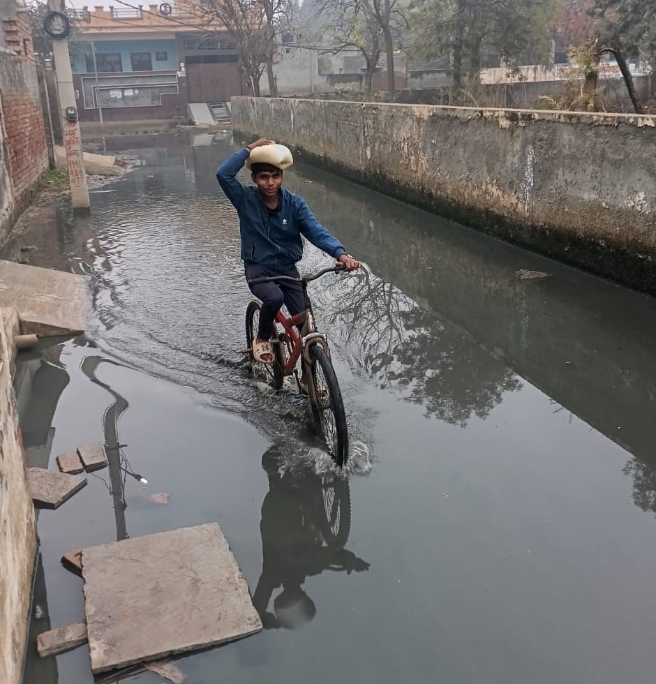 Children are forced to go to school by wading through flooded areas.