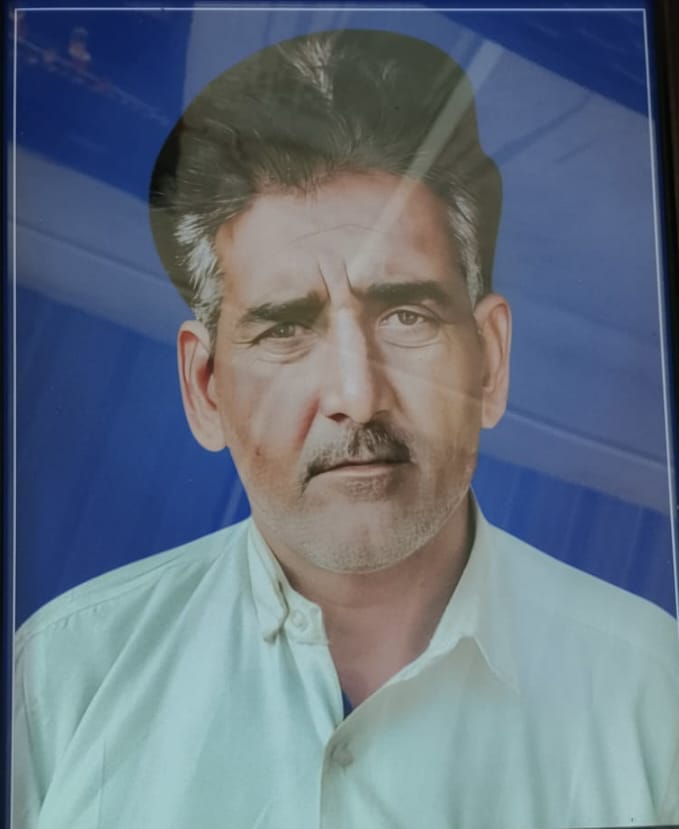 A worker died after a pipe from a borewell machine fell on him, leaving four children without their father.