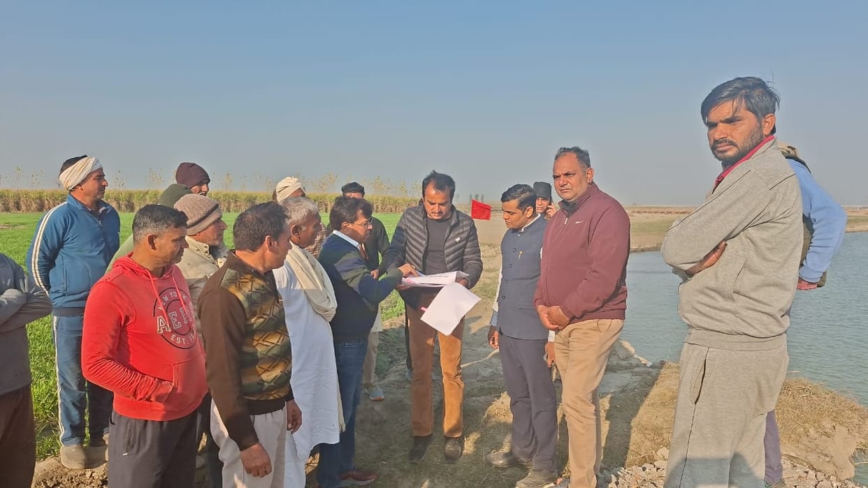 SDM visited the villages along the Yamuna embankment.