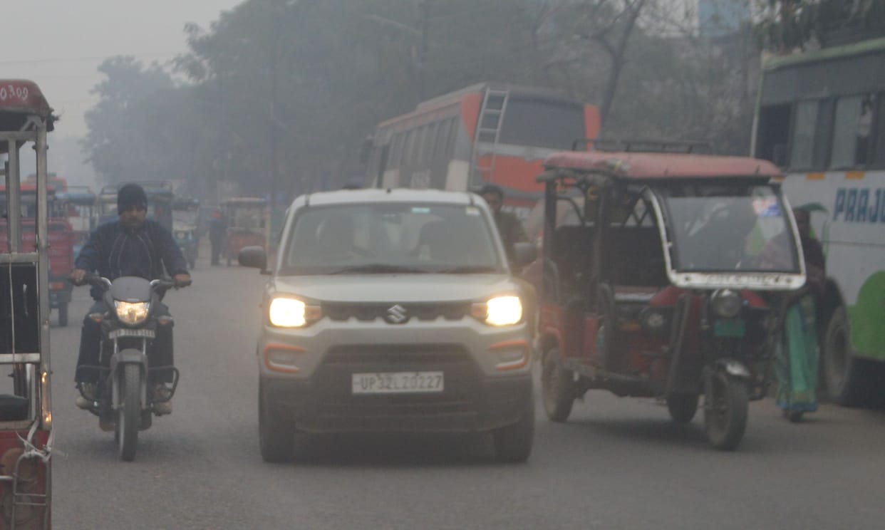 Fog prevailed till afternoon, after mild sunshine, melting increased the cold.