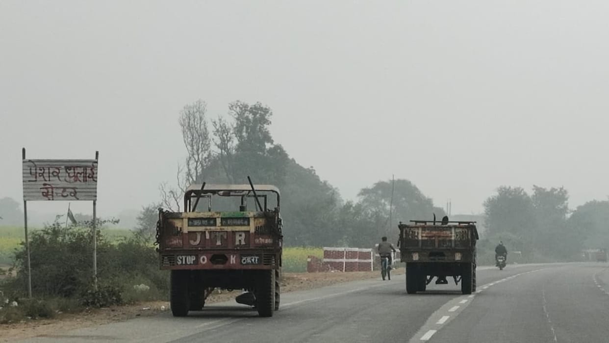 Tractor-trolleys running on the highway without reflectors