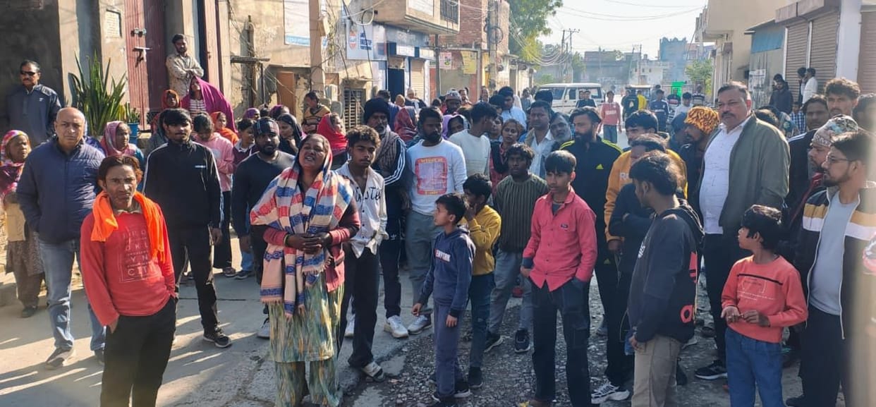 Driver dies after being beaten up after his e-rickshaw overturned; family protests by blocking road