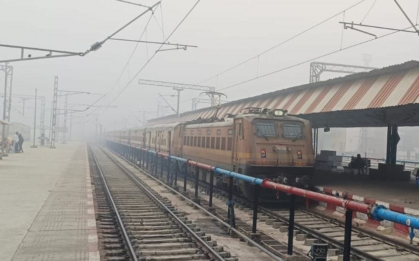 Lalkuan-Kasganj passenger train will run with a delay of one and a half hours for six days