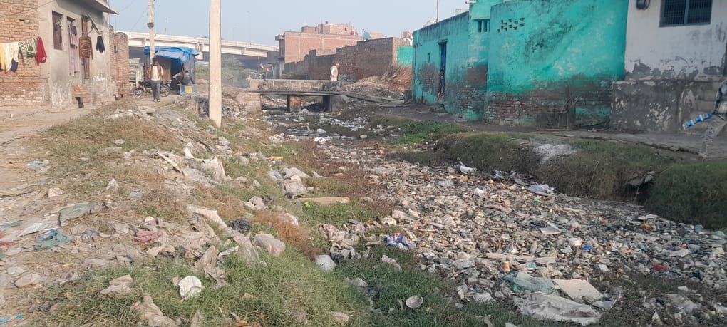 The people of five villages are facing problems due to the blockage of the drain.