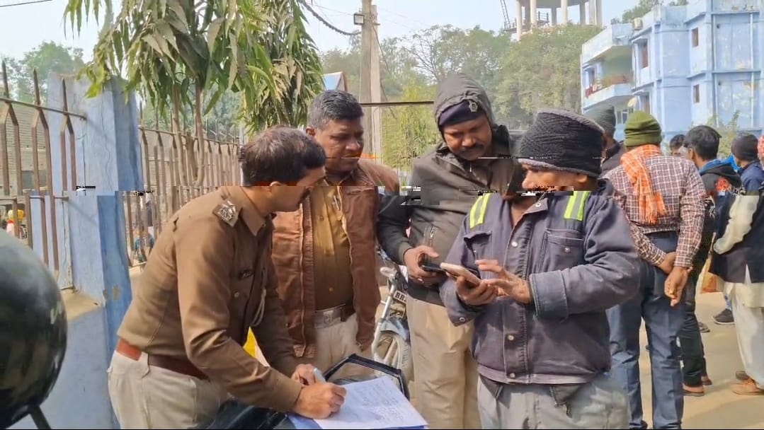 कागजी प्रक्रिया पूरी करती पुलिस