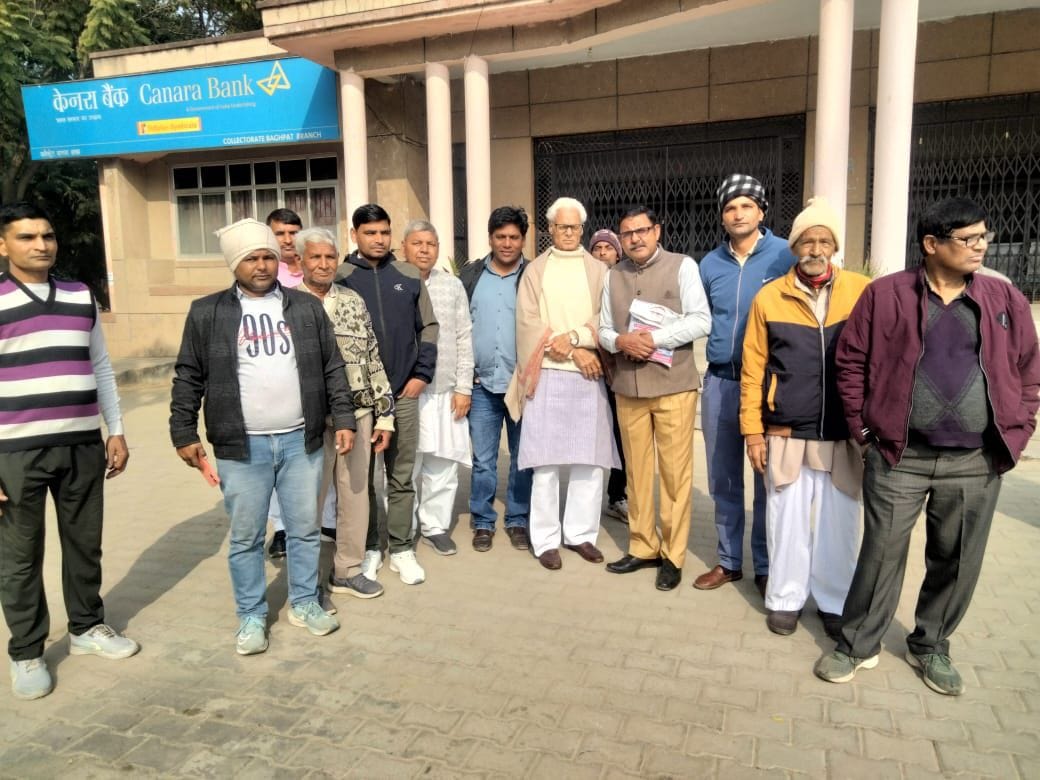 Congress leaders and farmers reached the Collectorate demanding compensation.