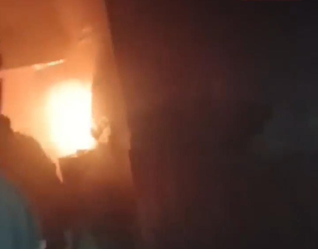 A lamp caused a fire in the house, goods worth lakhs burnt