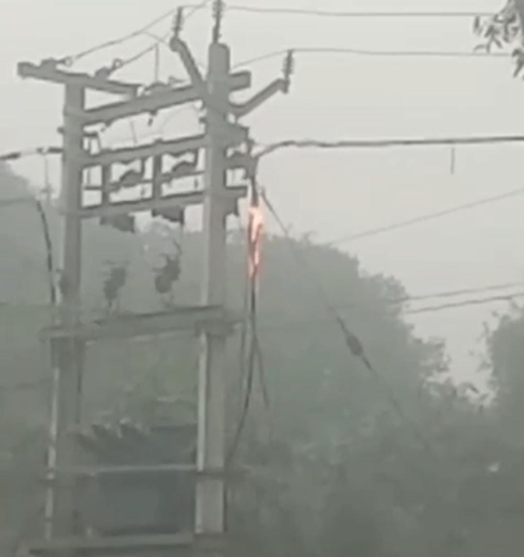 The cable suddenly caught fire with a crackling sound, and the accident was averted with prudence
