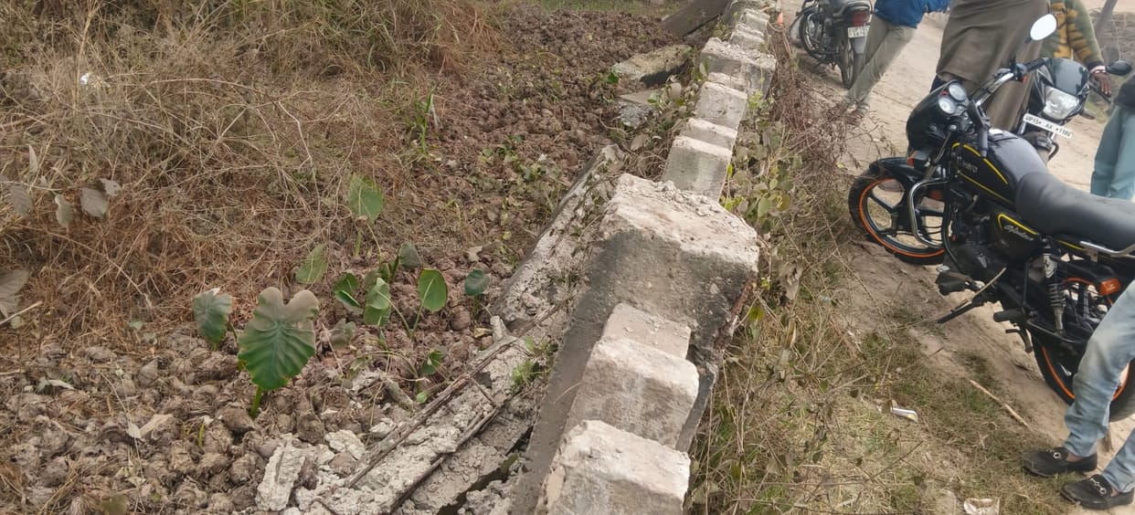 Attempt to steal reeds by breaking the boundary wall of the cemetery