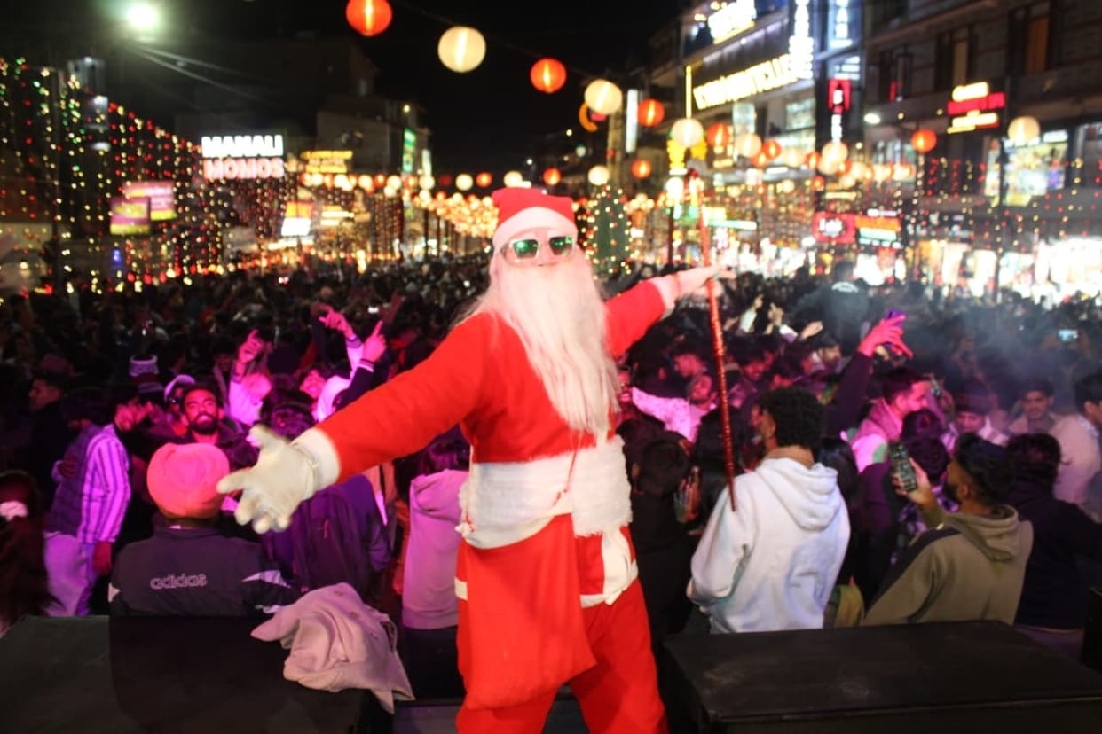 Crowds gathered on Christmas Eve, the mountains were filled with celebrations.