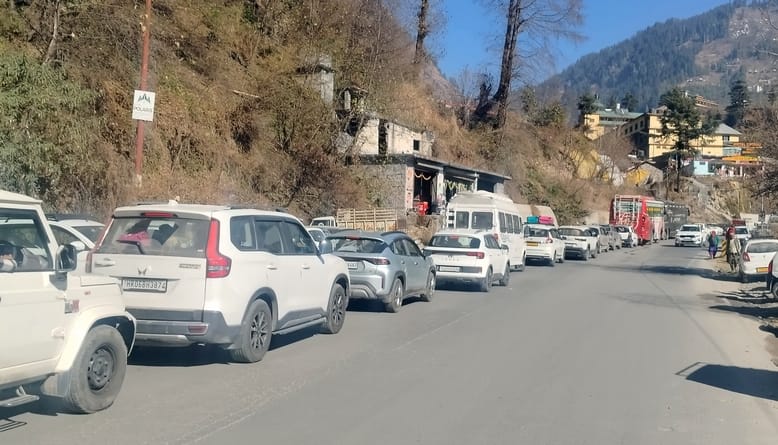 As tourists increased, the pace slowed down, Manali's roads were in chains of traffic jams.