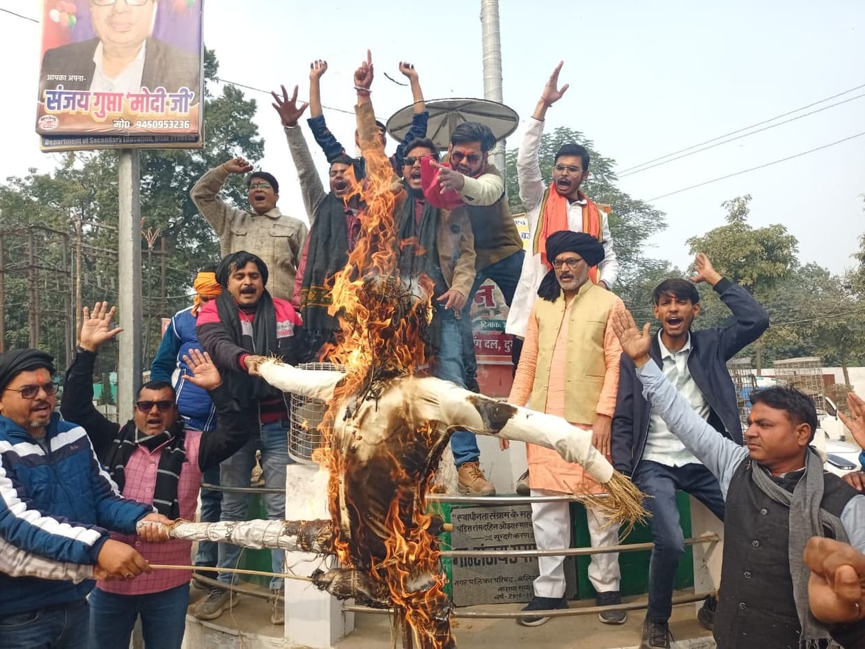 VHP burns effigy to protest Hindu genocide in Bangladesh