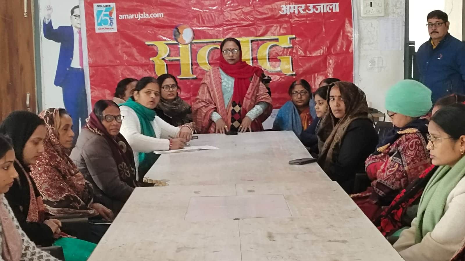 नंदगंज स्थित रेनबो मॉडर्न स्कूल में आयोजित संवाद कार्यक्रम में बोलतीं प्रिंसिपल बीना जायसवाल-स