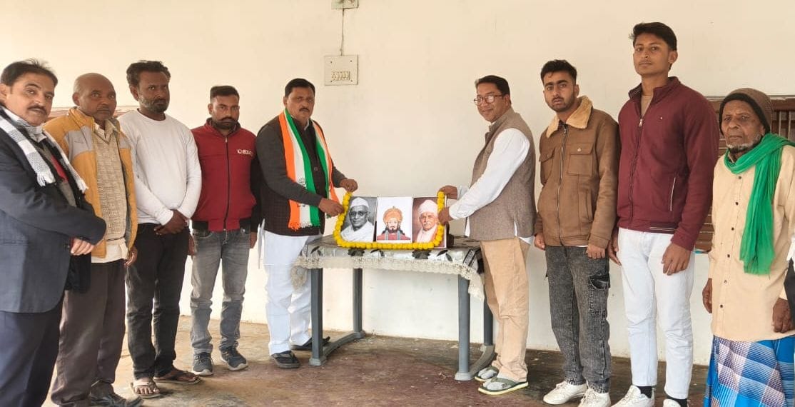 Congress workers celebrated the birth anniversary of the country's forefathers.