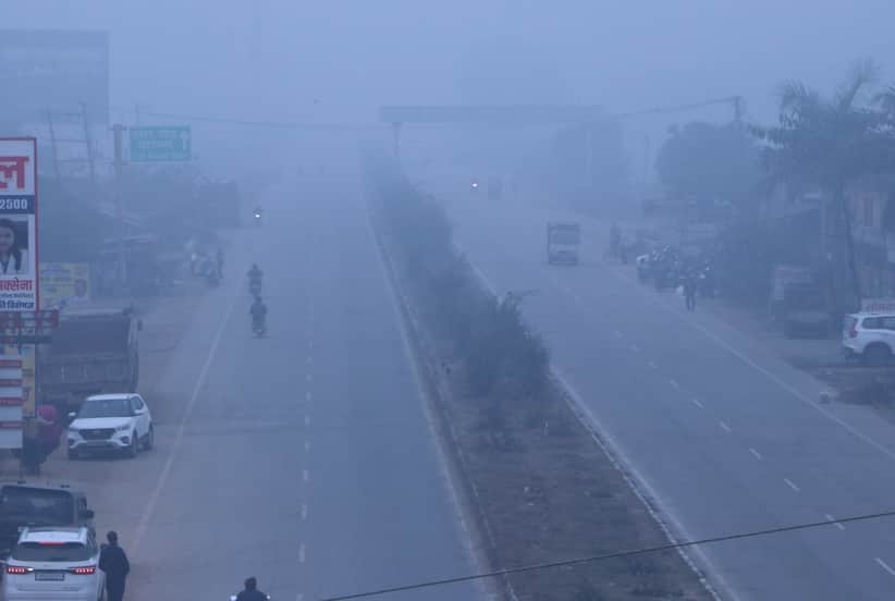 प्रयागराज अयोध्या राजमार्ग पर बृहस्पतिवार को छाया रहा कोहरा। संवाद