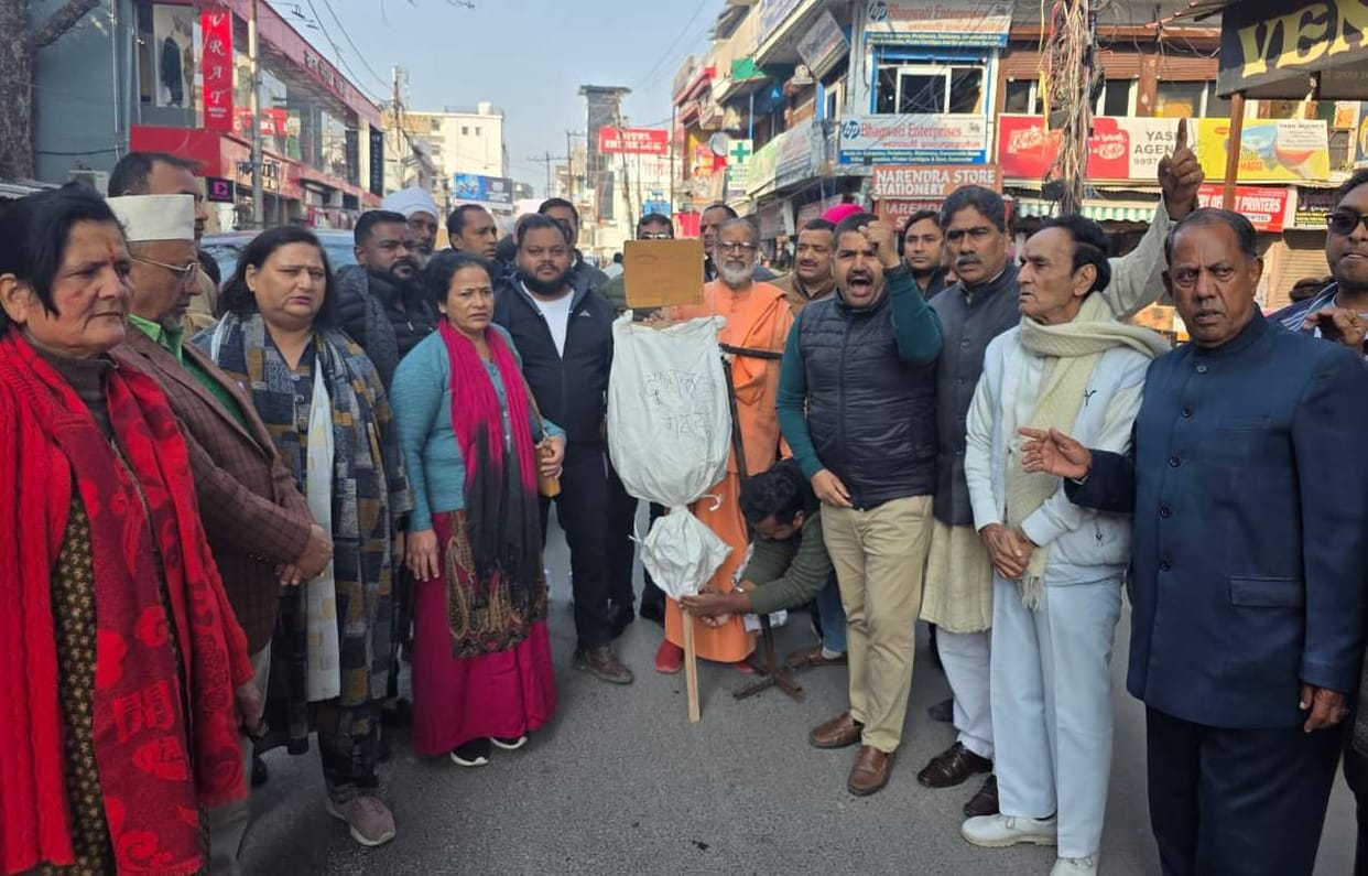 Congress workers burnt the effigy of the government.