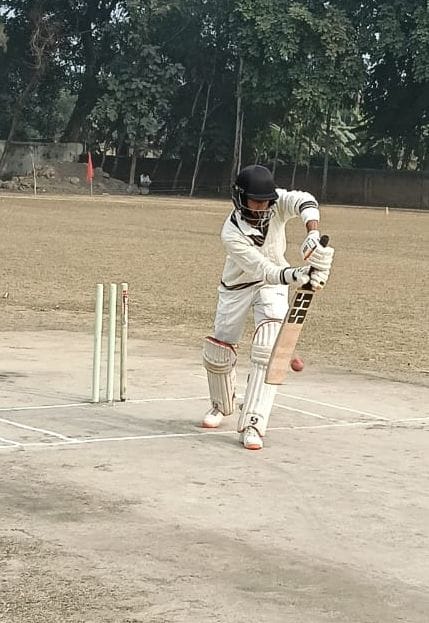 Crown Club won thanks to Irfan's batting and the excellent bowling of Vipin and Naeem.