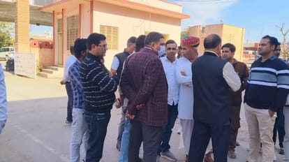 तोड़ फोड़ करते युवक