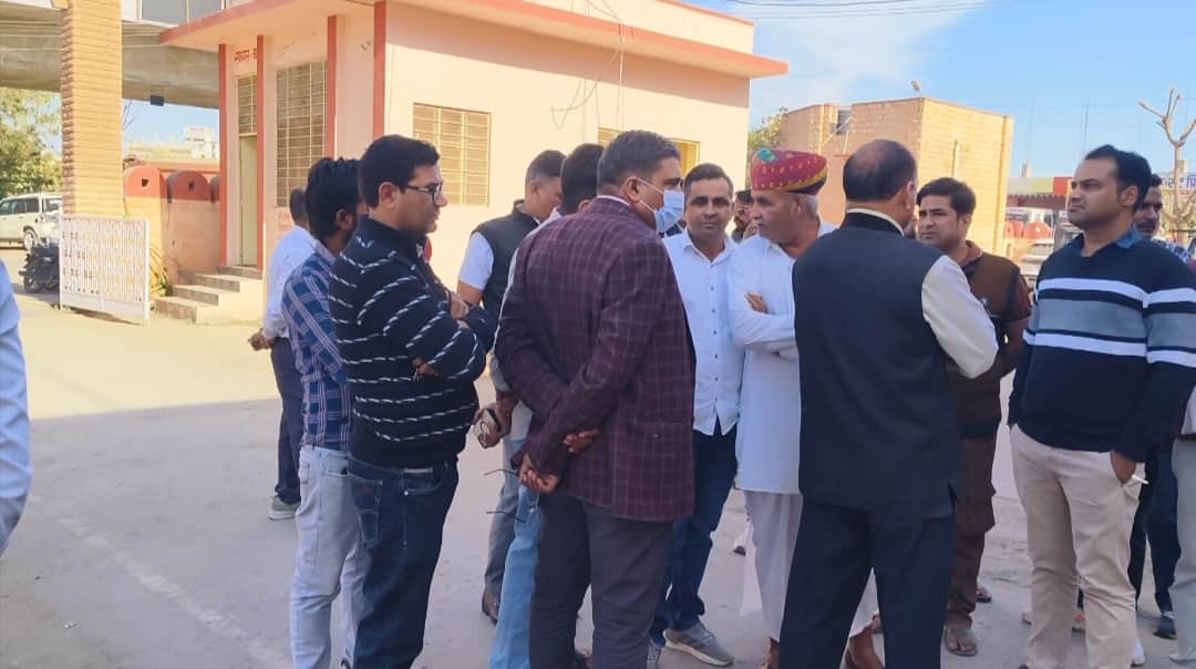 तोड़ फोड़ करते युवक