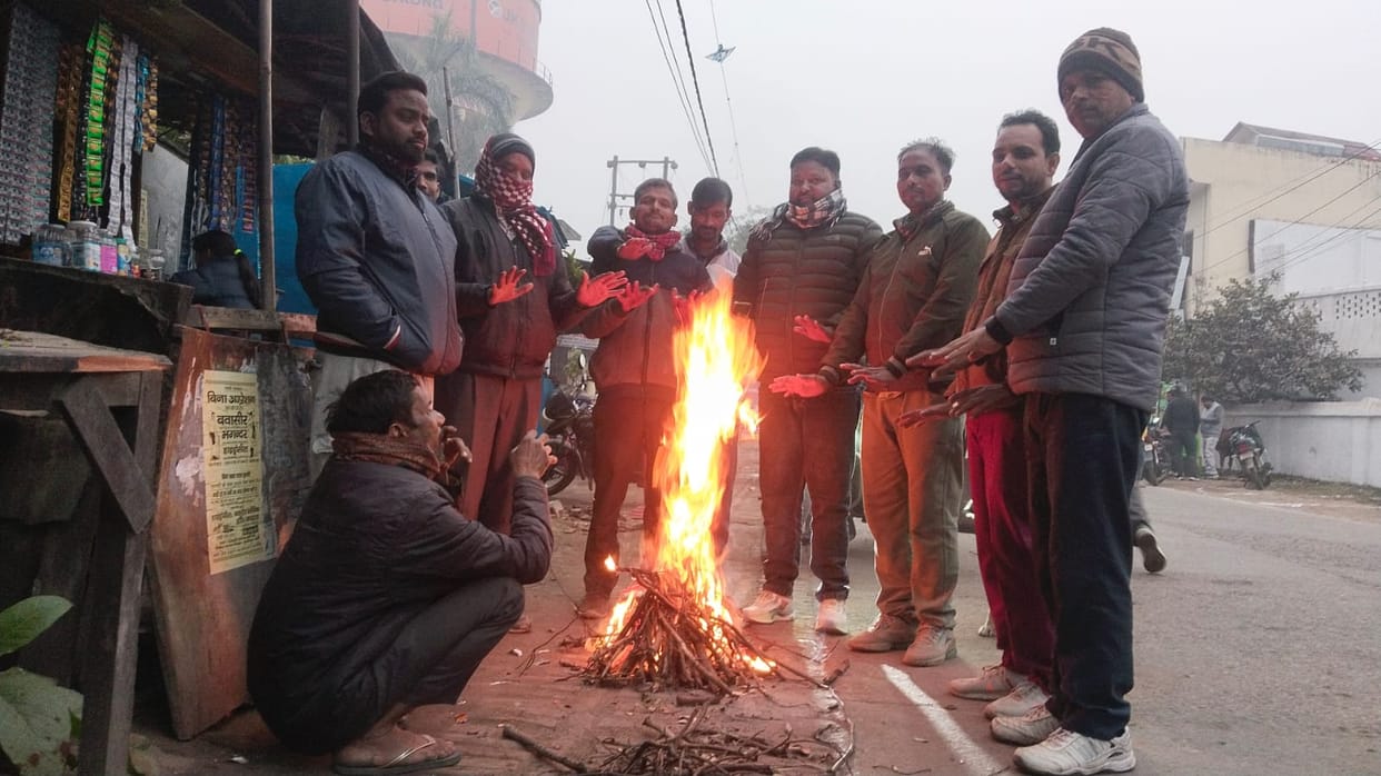 Thick fog in the morning, mist throughout the day... people shivered from the melting and cold wave.
