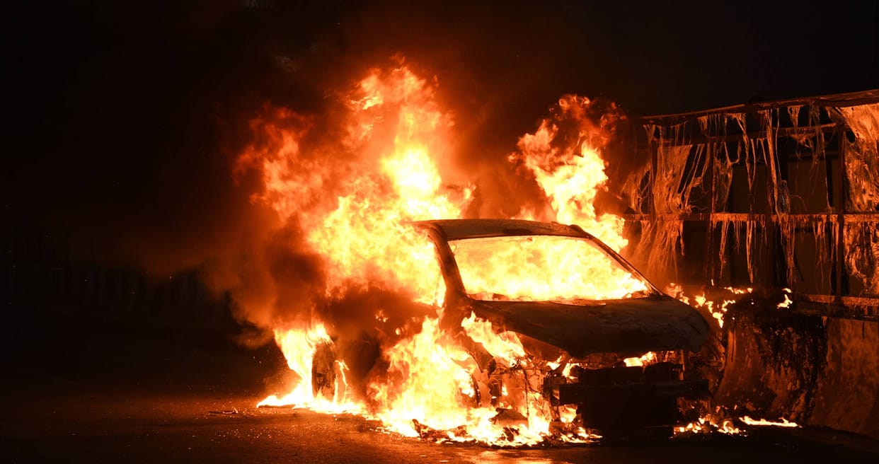 A short circuit caused a fire in the car, a woman bank employee and her husband jumped out to save themselves