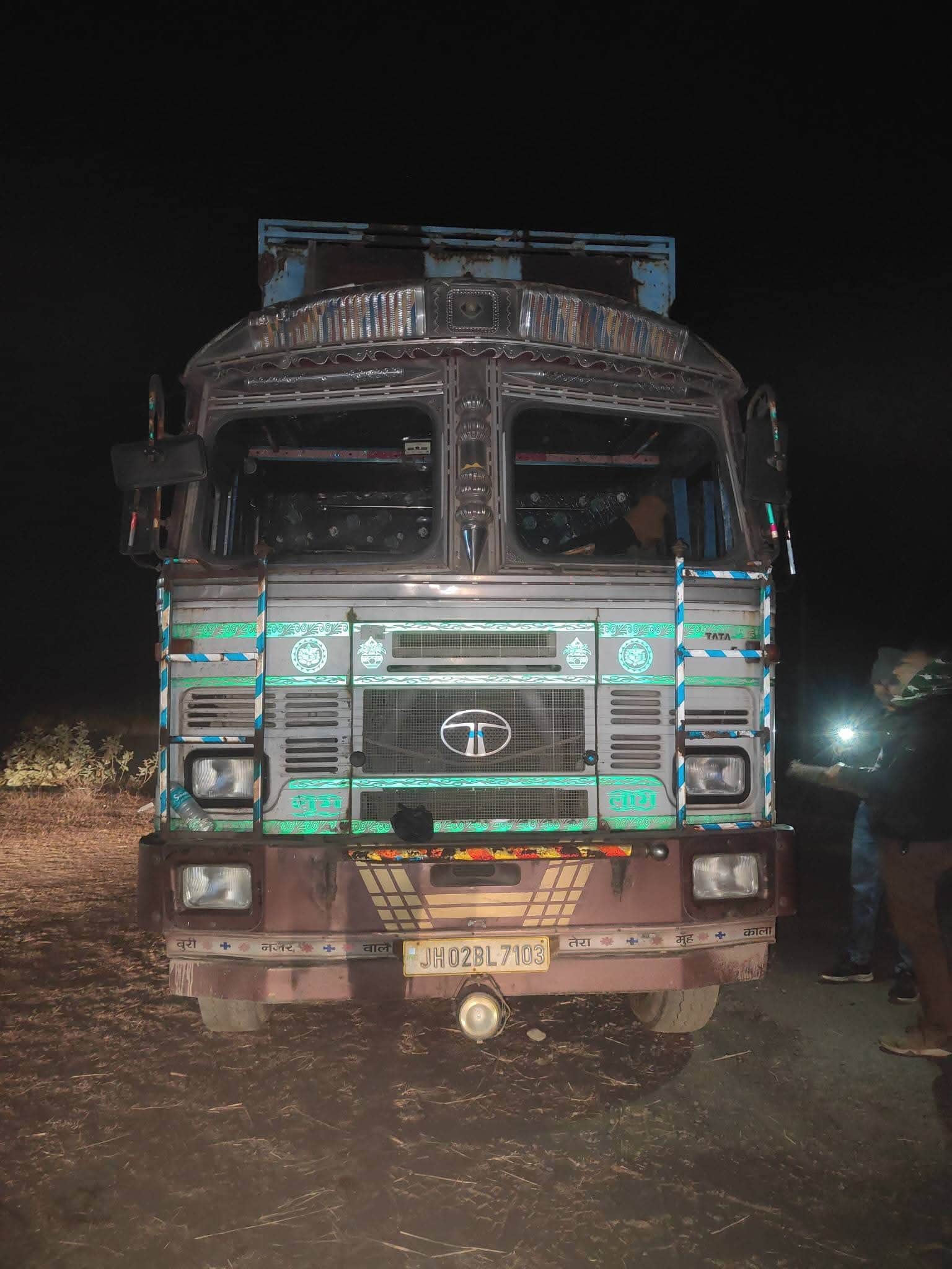 वह ट्रक जिसमें गांजा की तस्करी की जा रही थी