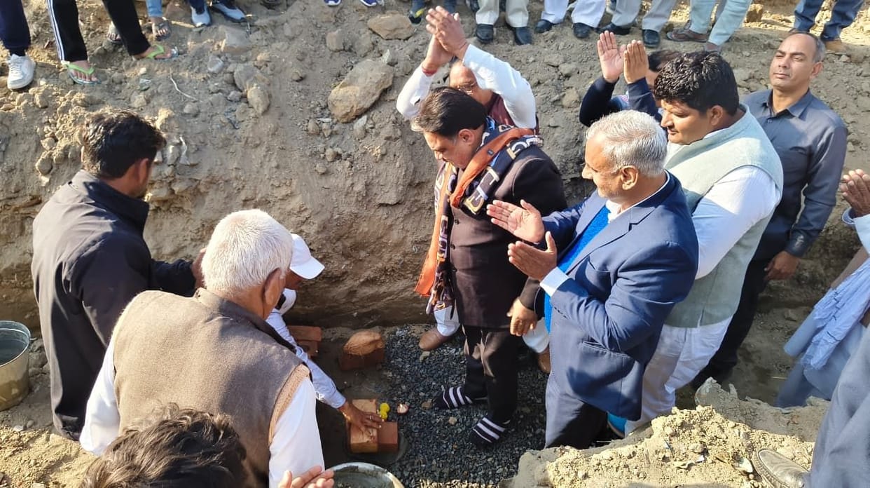 Deputy Speaker Dr. Krishna Lal Middha laid the foundation stone of the community center in Ahirka.