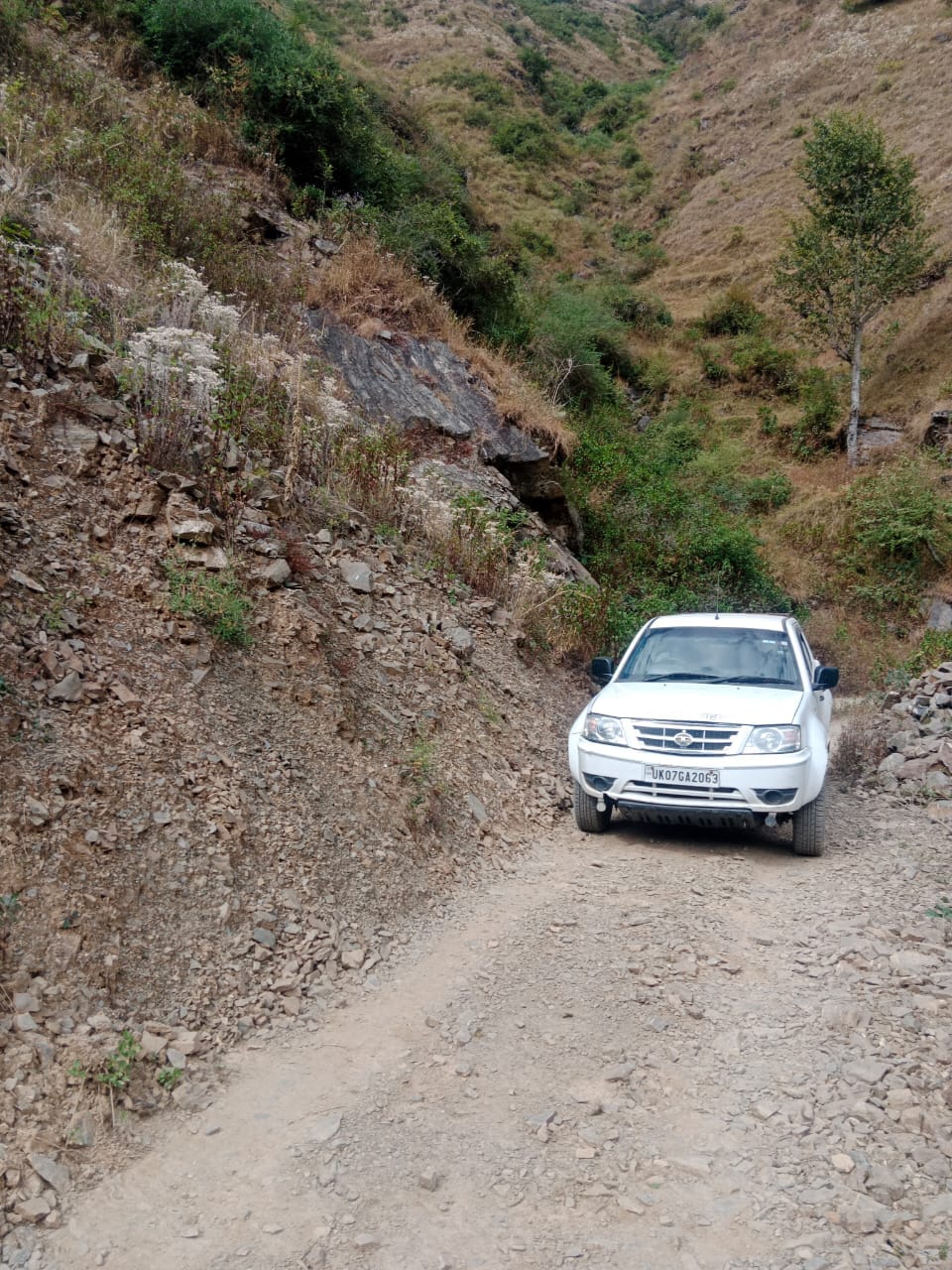 People are troubled by debris and falling stones on the road.