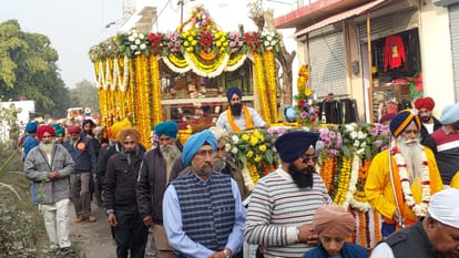 Welcome to Nagar Kirtan by showering flowers