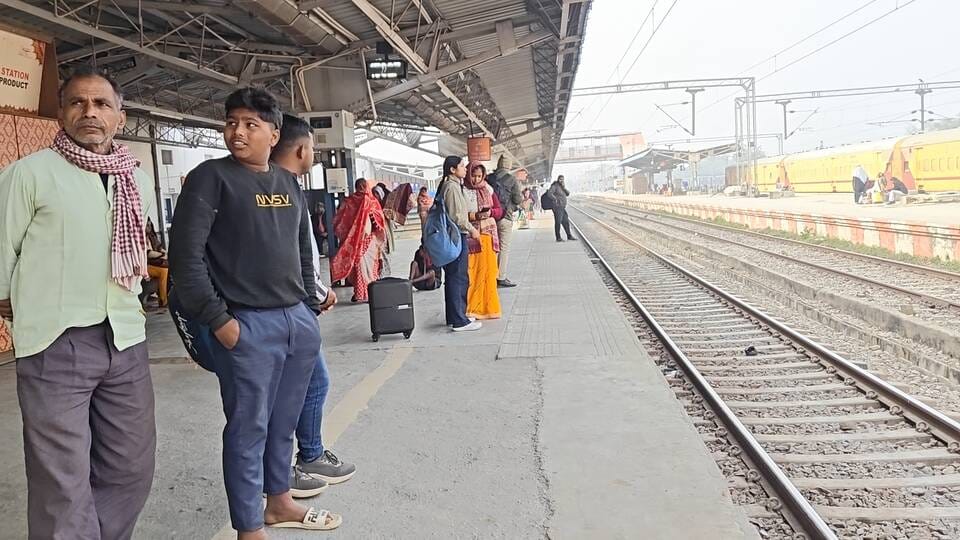 New Delhi-Lalitgram Vaishali Express arrived five and a half hours late