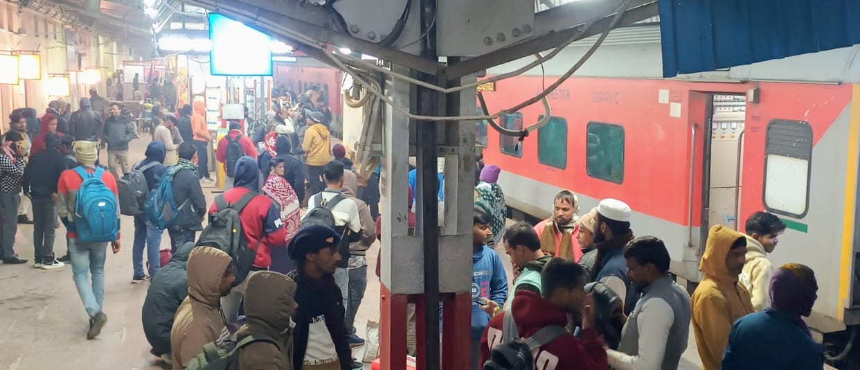 Fog halts train movement, passengers suffer