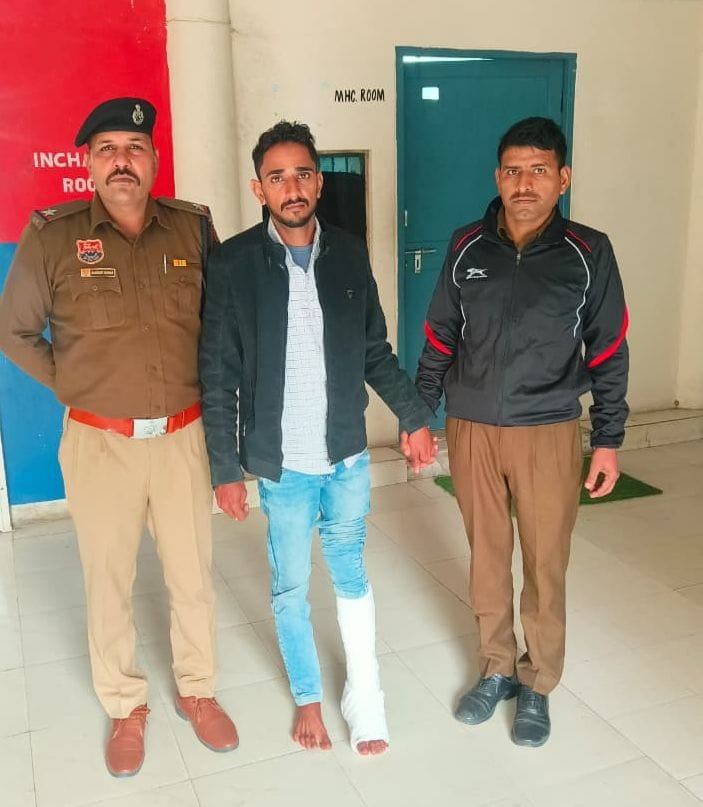 Accused arrested for threatening witness, injured his leg while running away