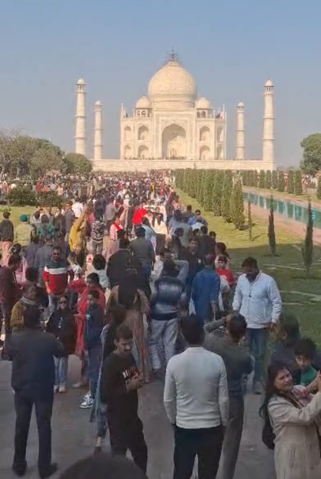 Arrangements fail near Taj, locals upset by barrier