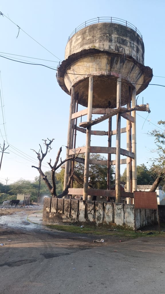The tank is dilapidated, water supply continues by putting up a board