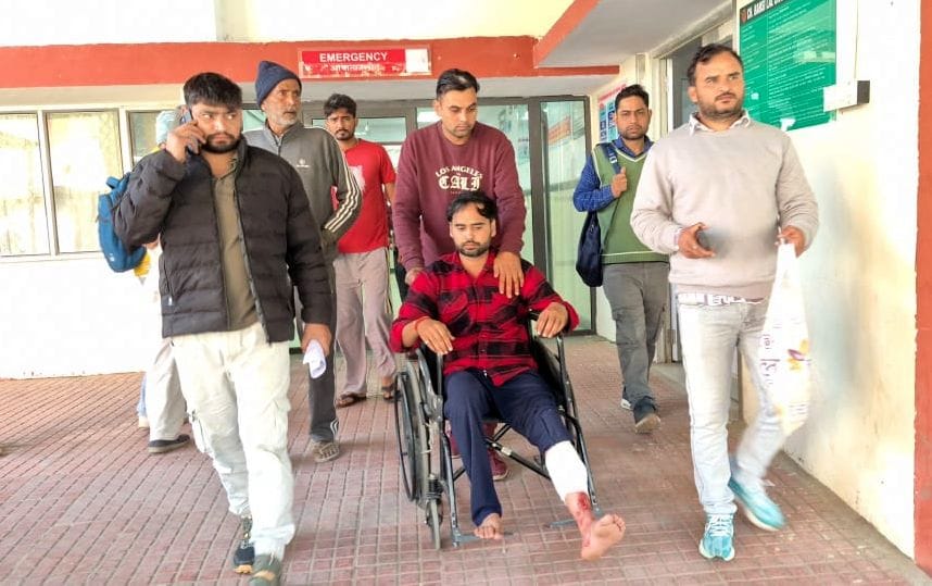 Firing between the Sarpanch and the former Sarpanch, three injured due to bullet injuries
