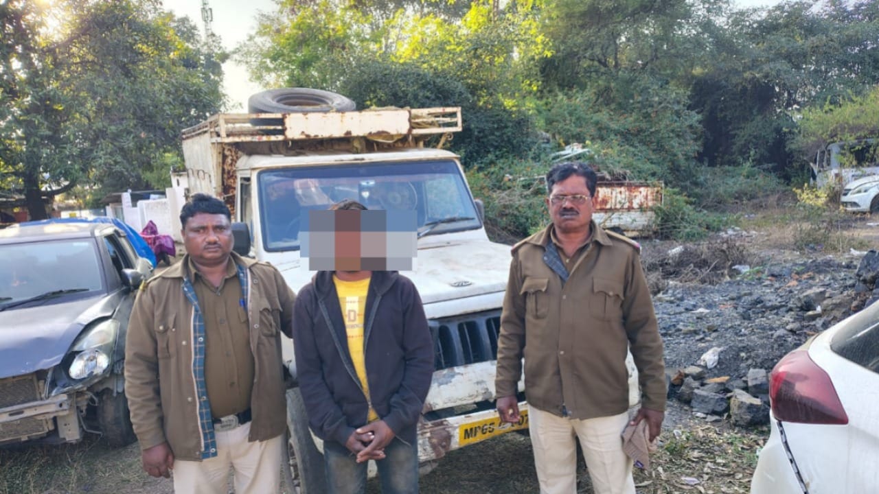 जब्त वाहन के साथ आरोपी