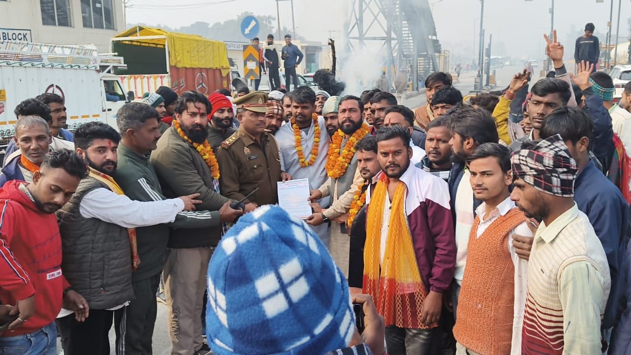 Bajrang Dal activists burned an effigy of Bangladesh.