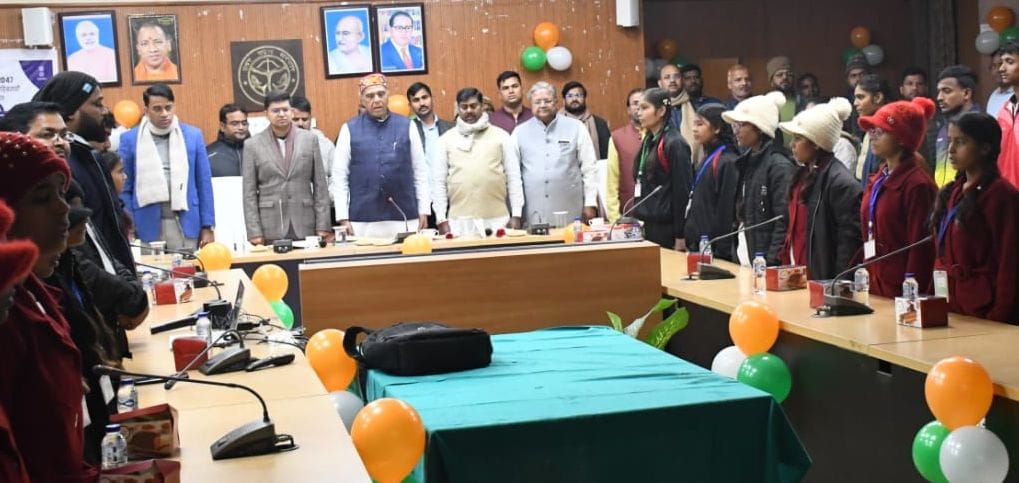 Siddharthnagar News: Students watched the live telecast of PM's program