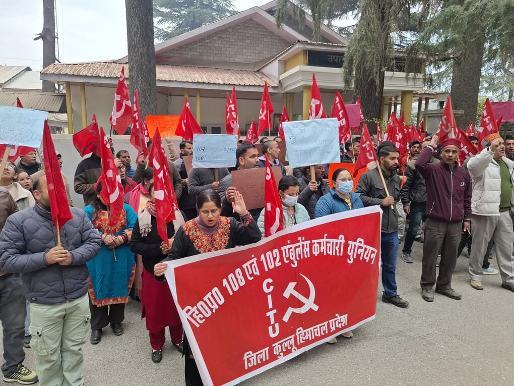 Ambulance workers raise their voice in Kullu over their demands