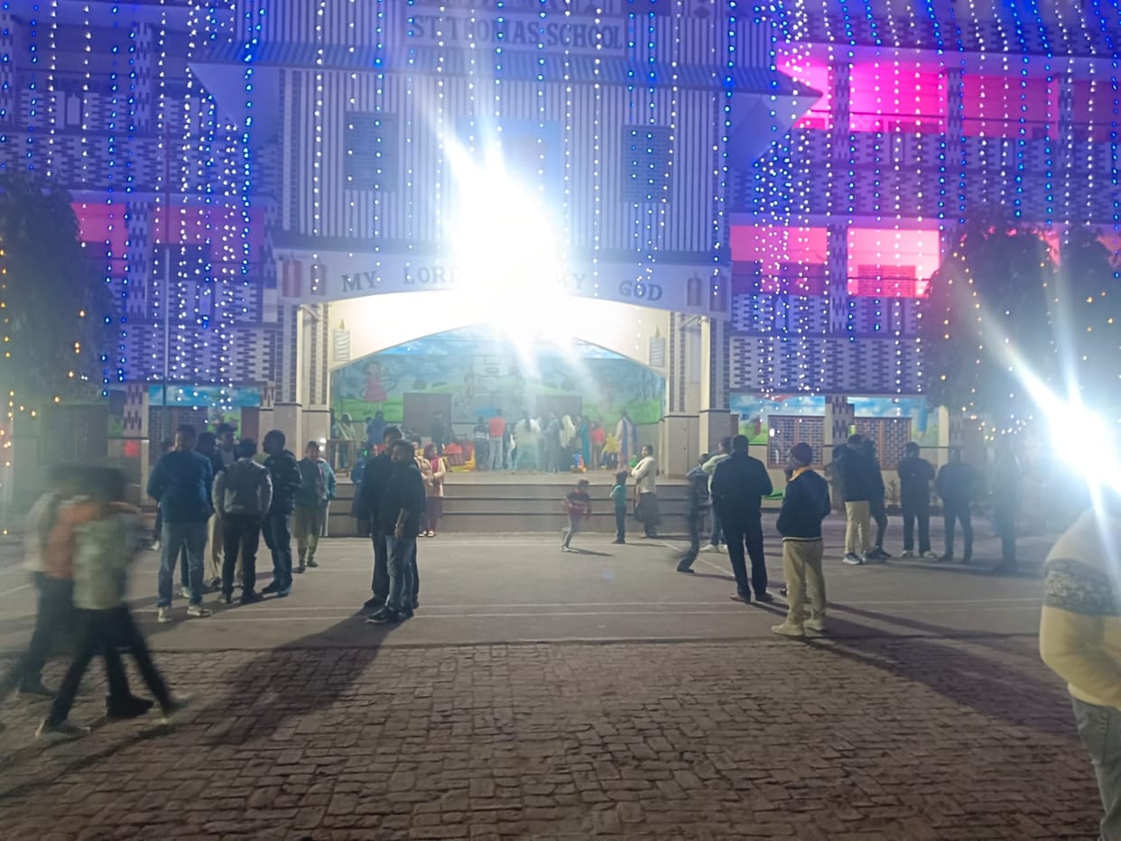 People flocked to see the tableau of Jesus Christ.